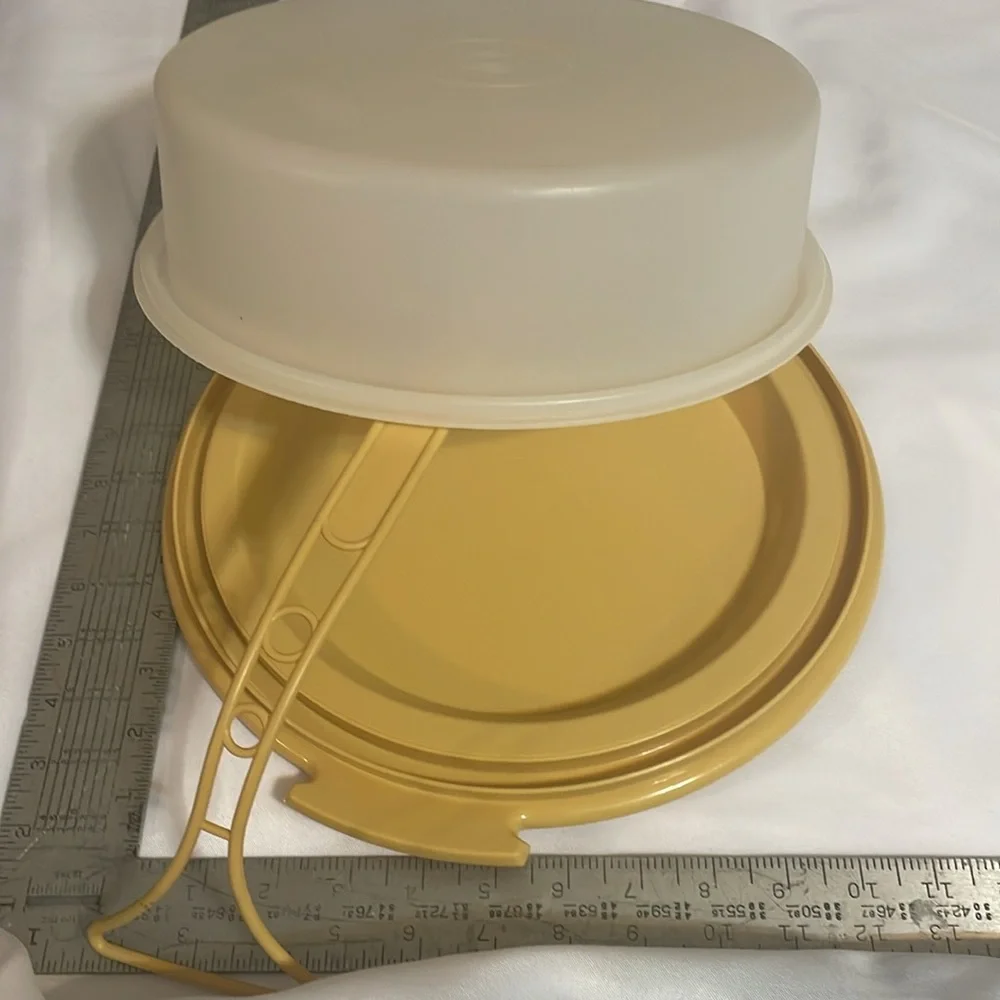 Tupperware 8”Pie Cake Keeper Carrying‎ Handle Traditional Mustard Yellow White